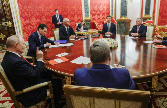 Witkoff i Kushner omówili z Rosjanami znaczące następne kroki. „Szereg pomysłów” na zakończenie wojny
