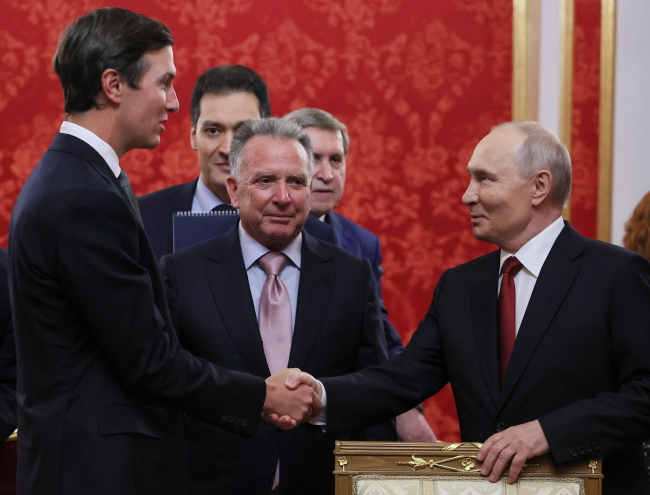 Putin spotkał się z wysłannikami Trumpa; sytuację określił jako „trudną”
