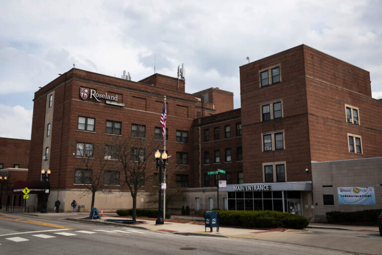 Szpital Roseland Community Hospital w Chicago zamyka oddział położniczy. Pracownicy protestują